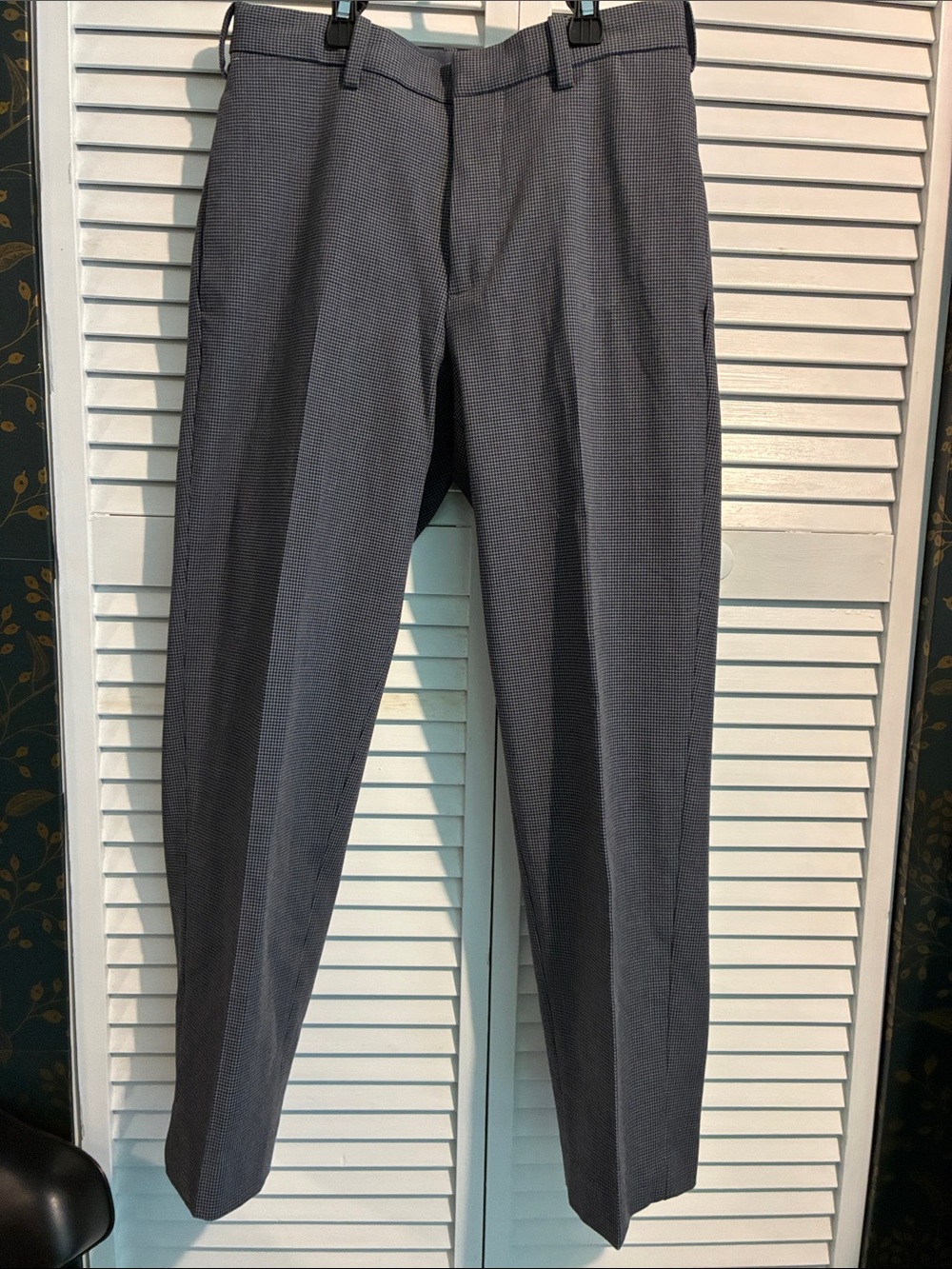 Uniqlo Women's Ankle Cropped Dress Pants in Charcoal